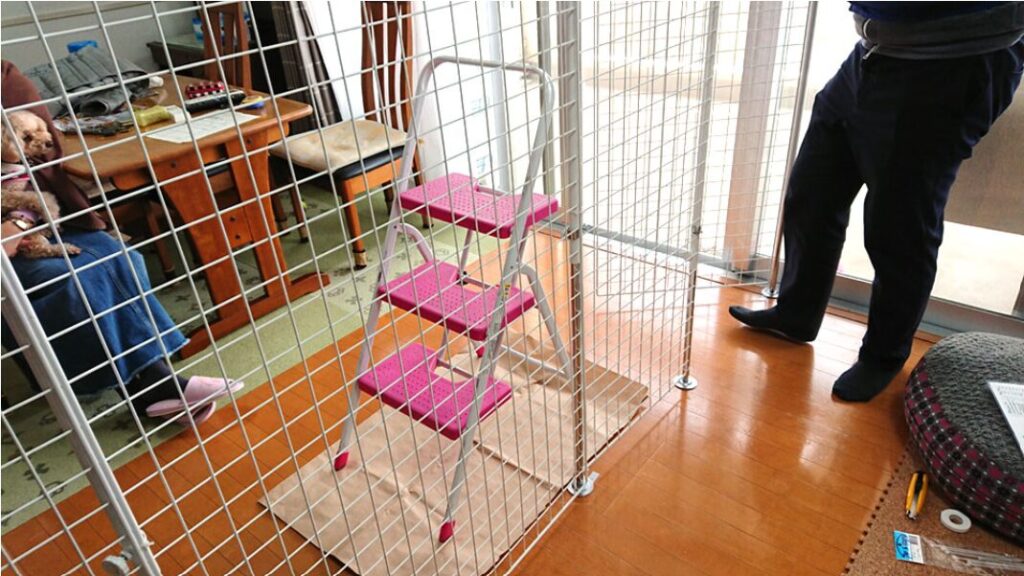 先住犬と新しく来る子が喧嘩しないよう、部屋の間仕切りをお客さまのご自宅に設置