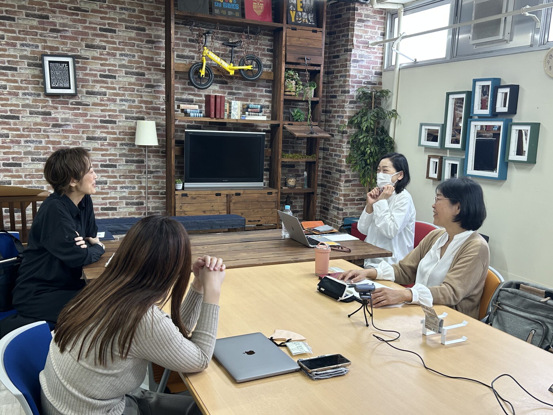 編集会議の様子（黒い服を着ているのが栗栖さん、白い服を着ているのがつむゴさん）