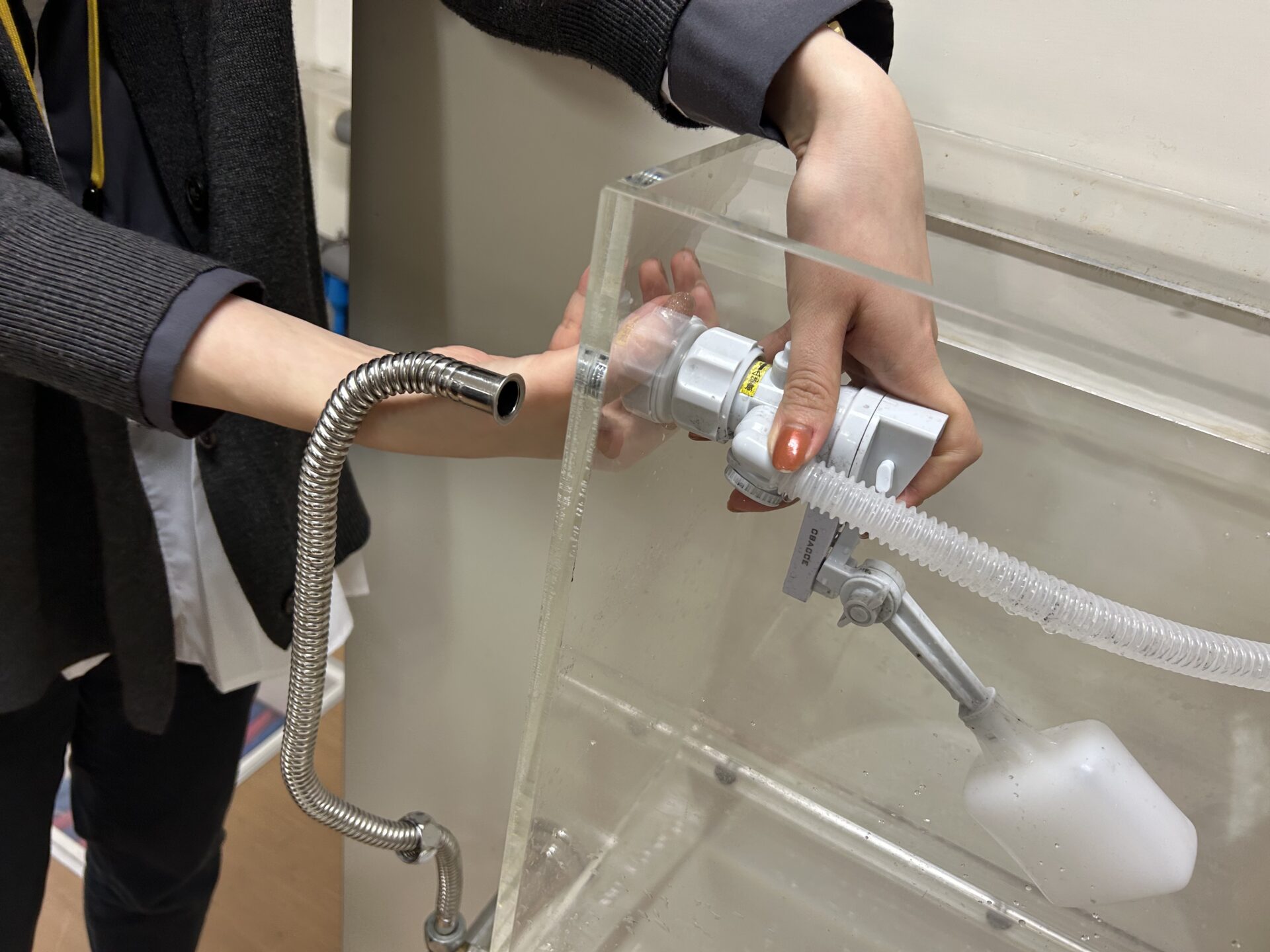 ボールタップを取り付ける様子