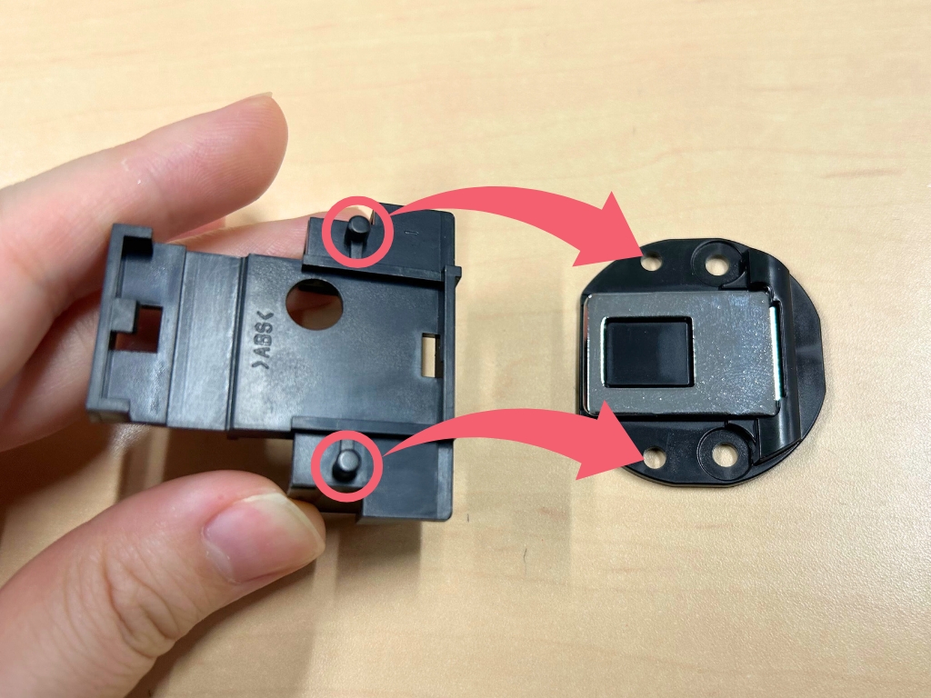 取付治具の凸と受の穴を合わせる様子