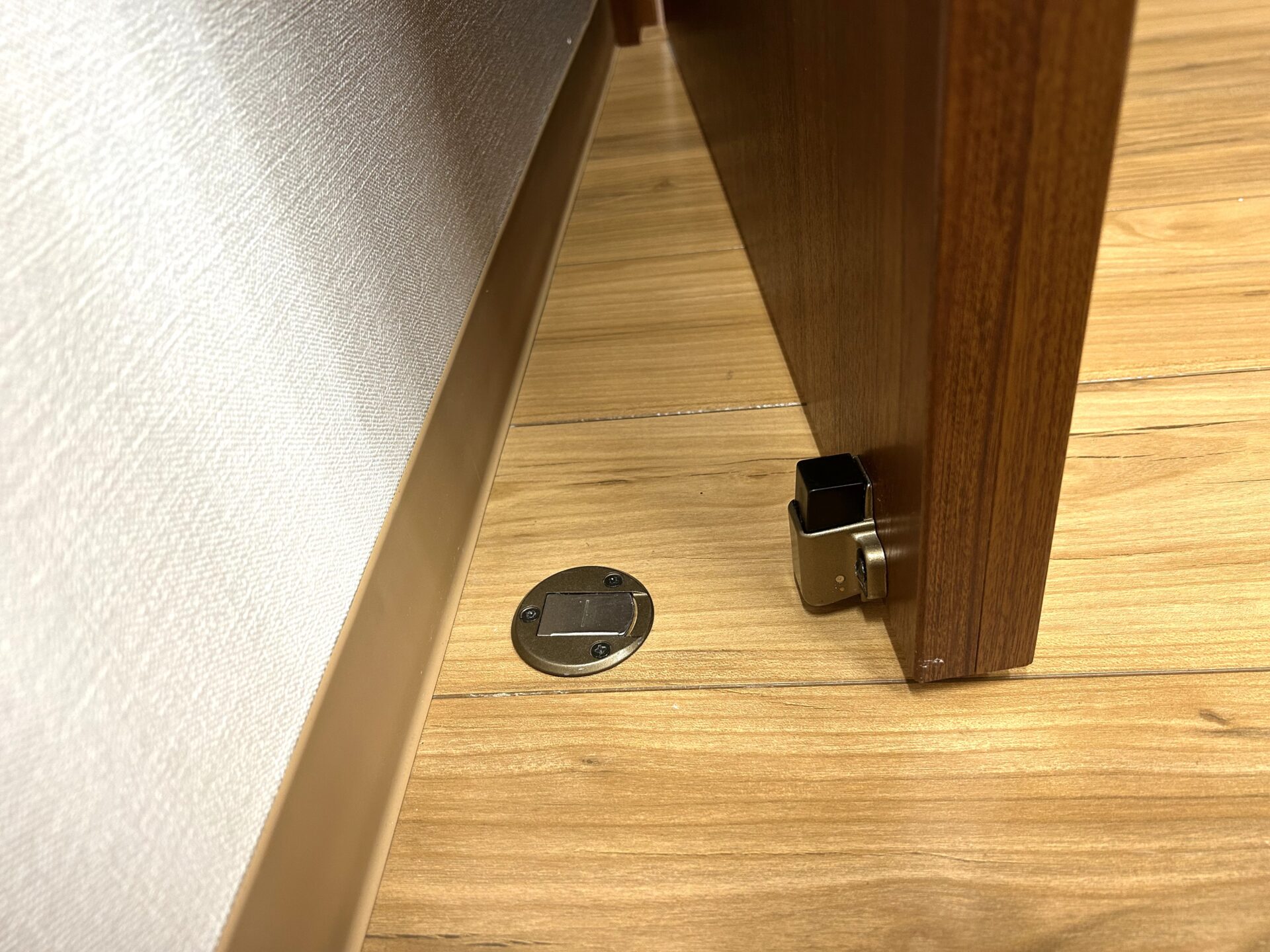 ねじで取り付けるマグネットドアストッパー
