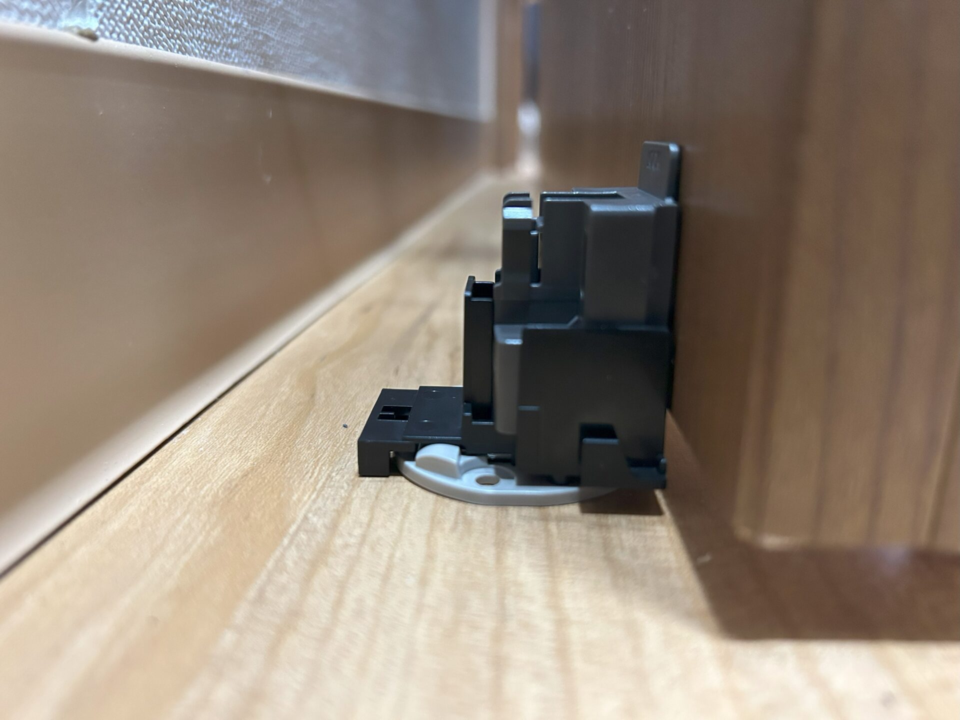 取付位置にセットして、本体についている両面テープでドアに貼った様子