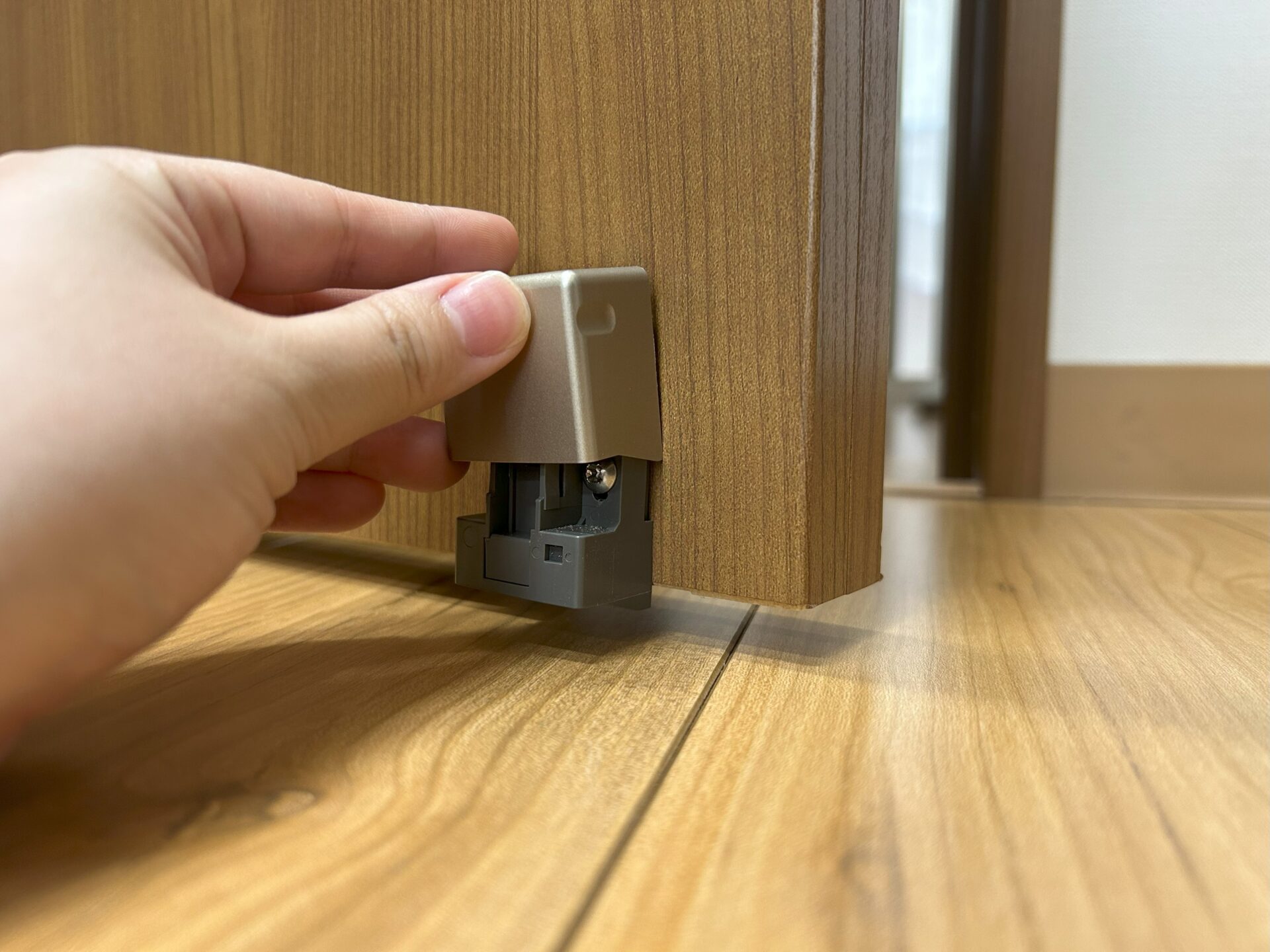 本体にカバーをつける様子