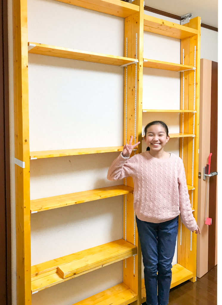 日浅さんが家族と作った子ども部屋収納　完成品と娘さん
