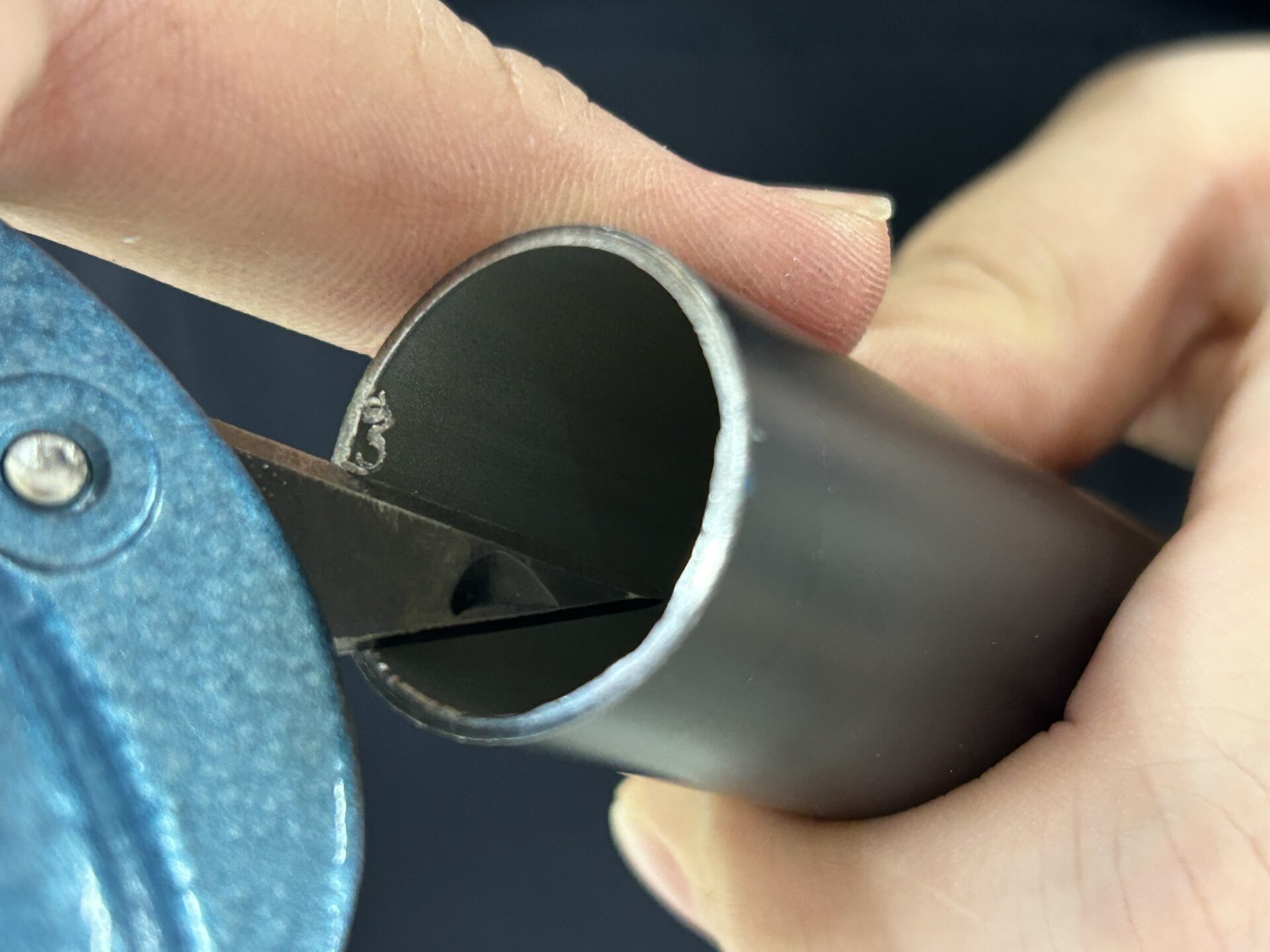 面取り刃でバリを取る様子