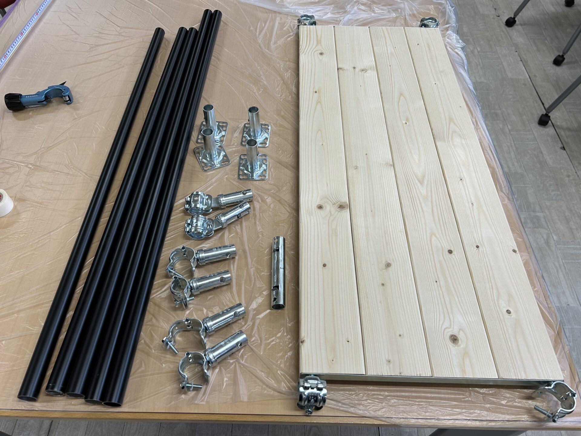 使ったパーツ
差込みクランプ首振り×6
差込みクランプ固定×4
棚受クランプ
棚板4枚
パイプ5本