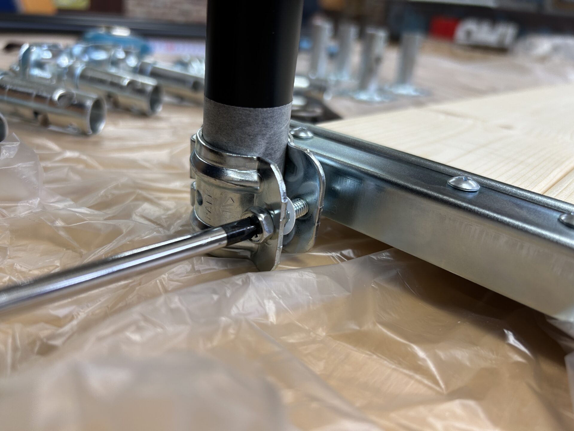 立たせた状態で組み立てる様子