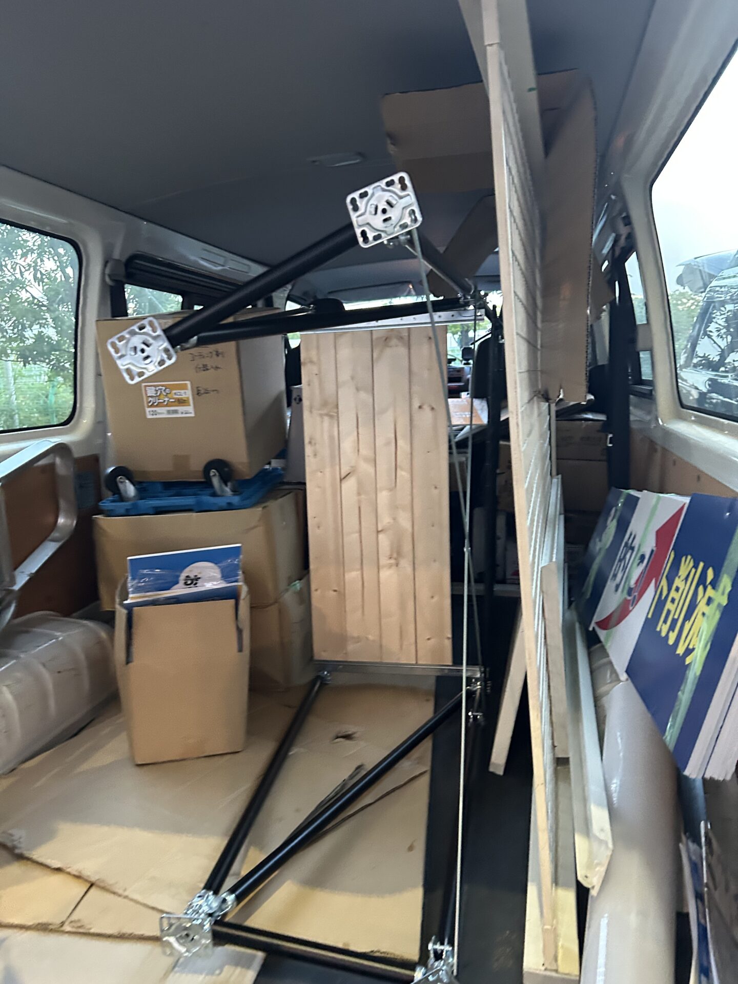 ハイエースにアリストの什器を解体せずに積み込んだ様子