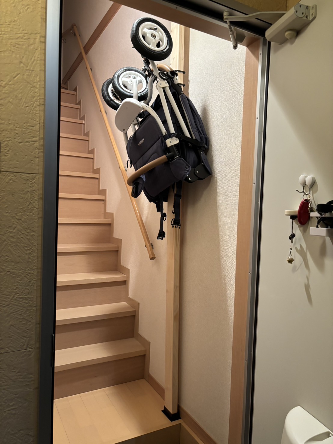 大きいベビーカーをプレイフックにかけて浮かせている様子