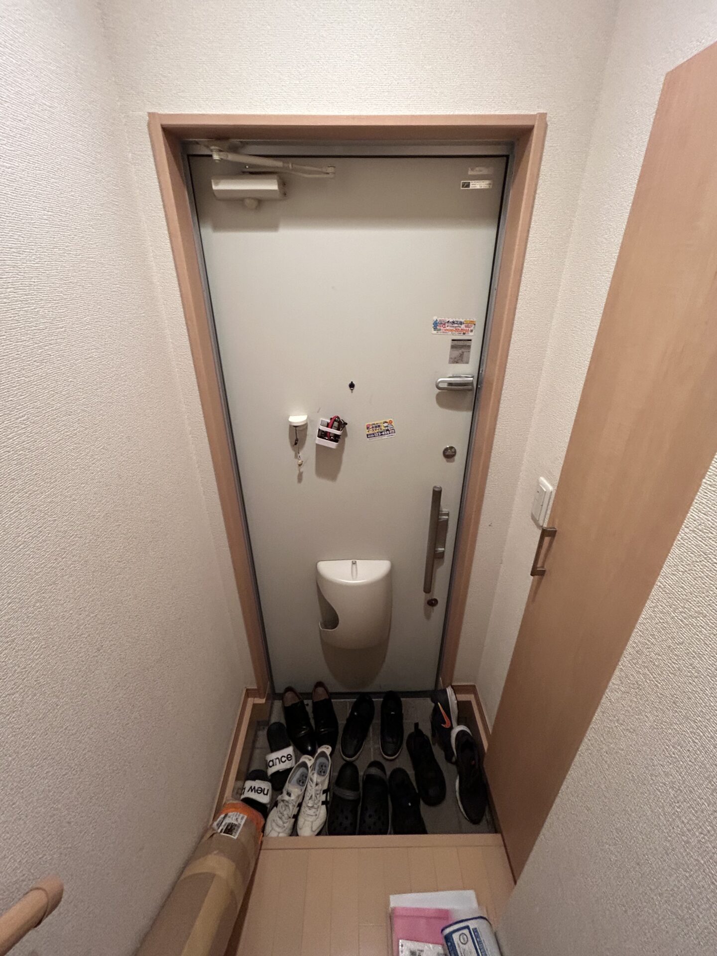 弟宅の玄関が靴で埋まっている様子