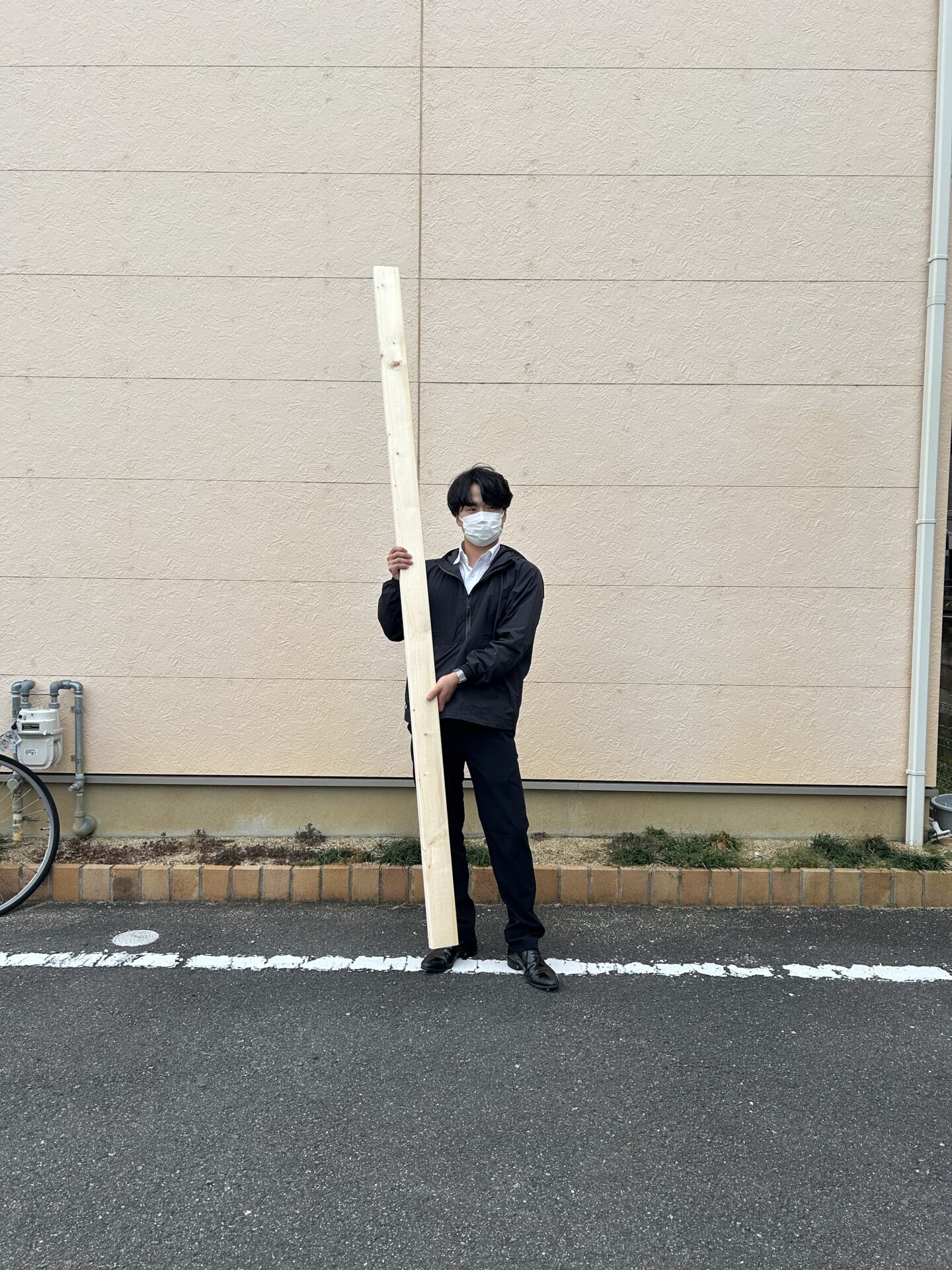 2×4材を持っている弟