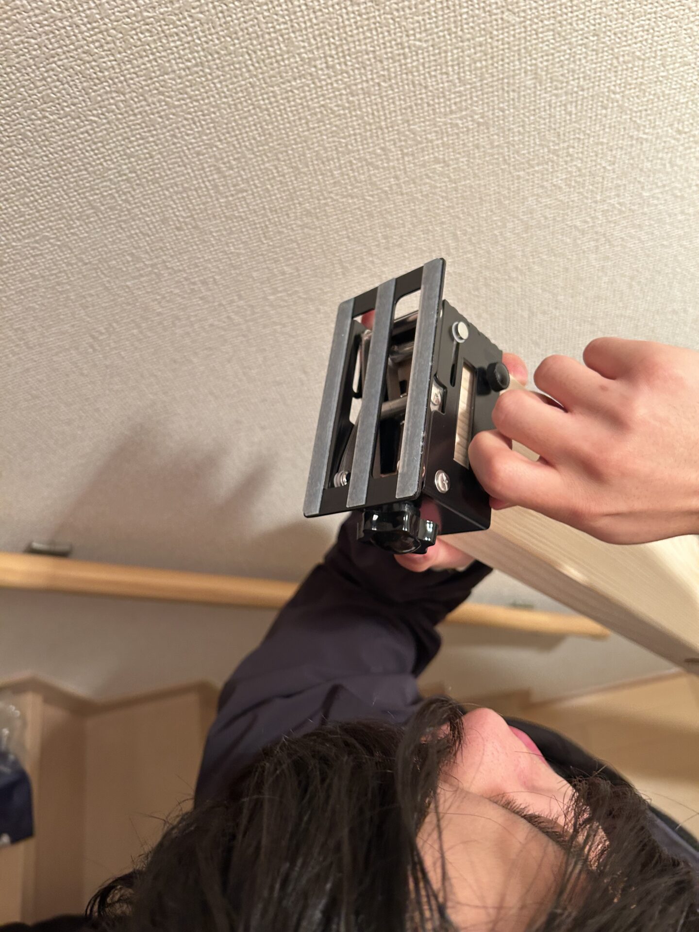 2×4材に強力ジャッキを取り付けている様子