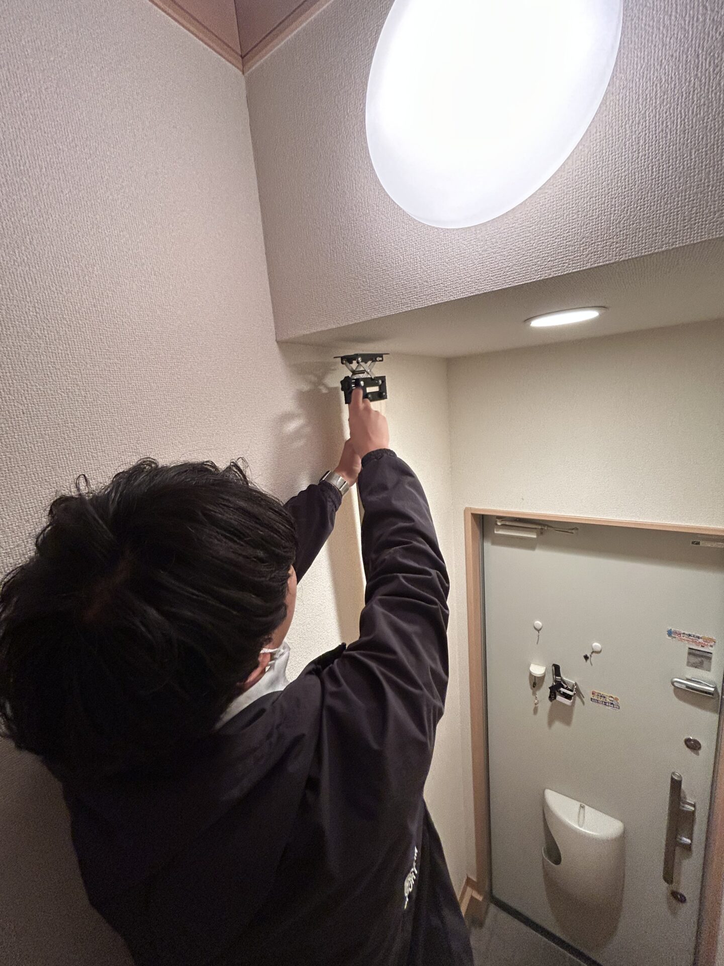 ジャッキをあげても天井に届かない様子