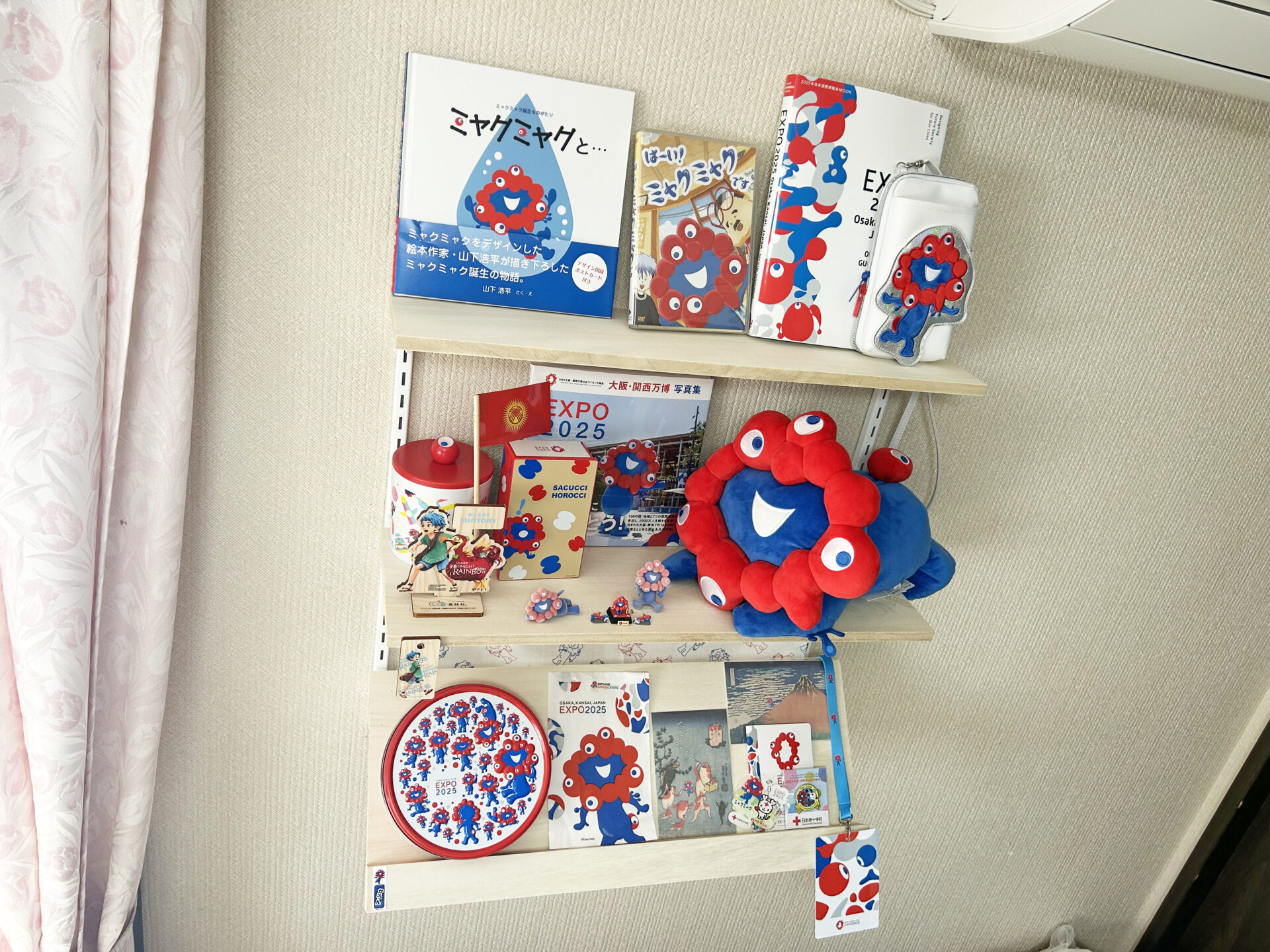 鈴木さんの推し活収納 ミャクミャク棚