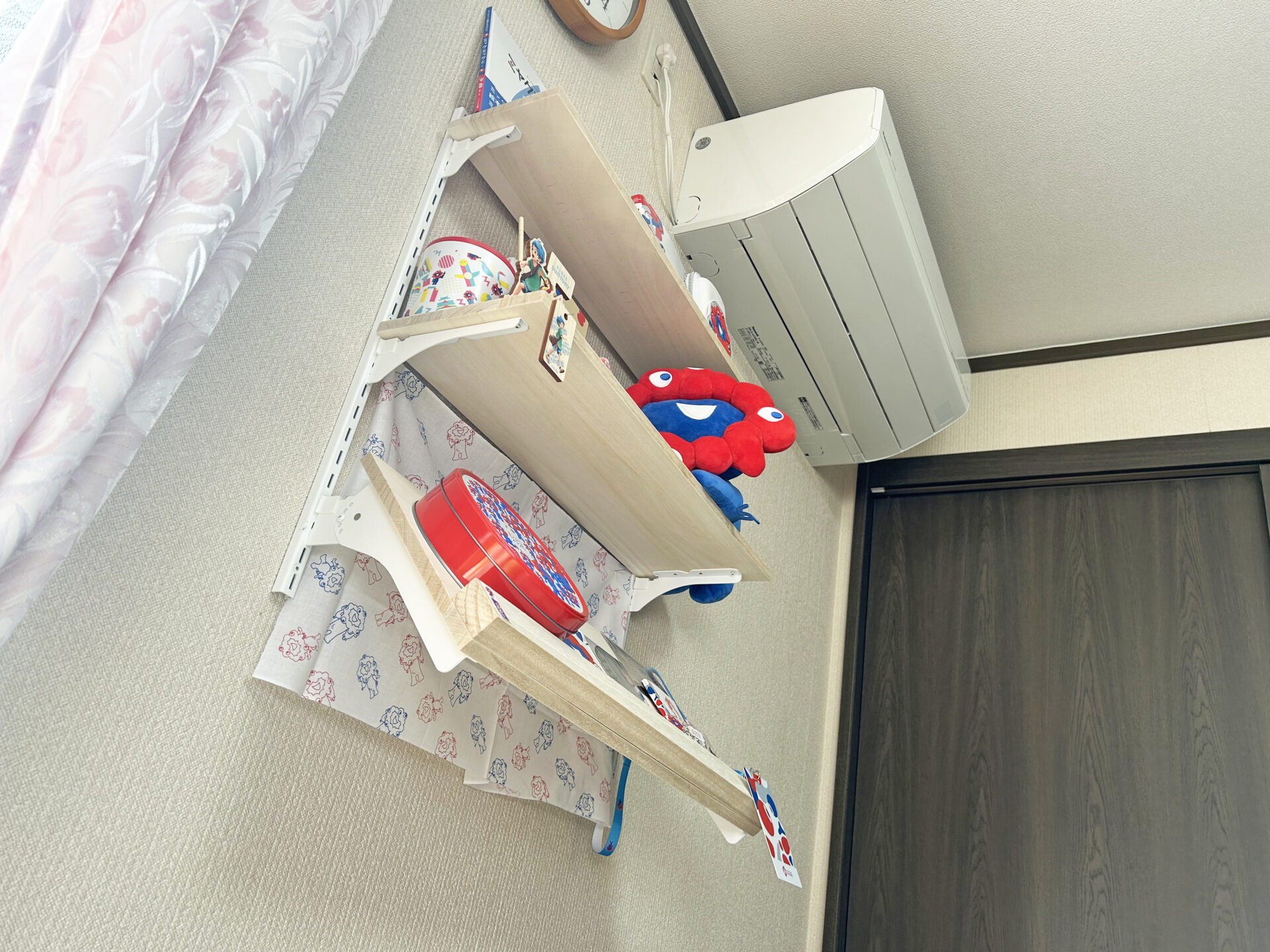 ミャクミャク缶を飾るためにつかった、ピラシェルフリー棚受け