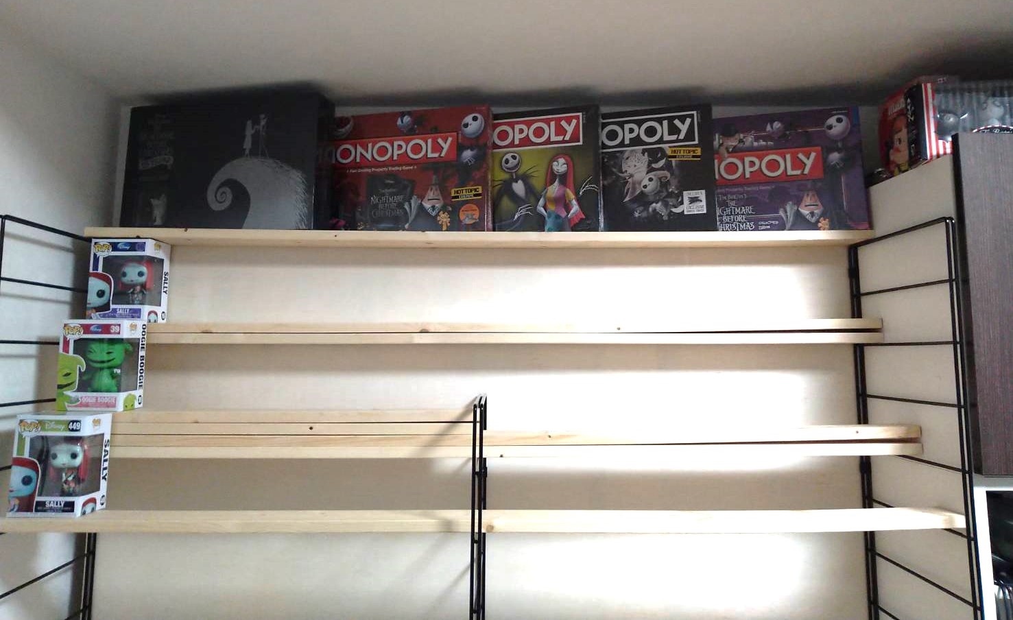 顔が見えるように棚板を2枚重ねた状態