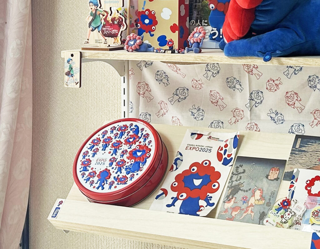 鈴木さんの推し活収納 ミャクミャク棚 缶アップ