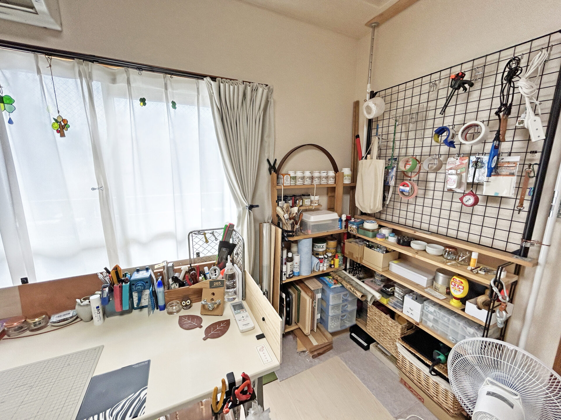 DIY道具が取り出しやすく並べられた仕事部屋