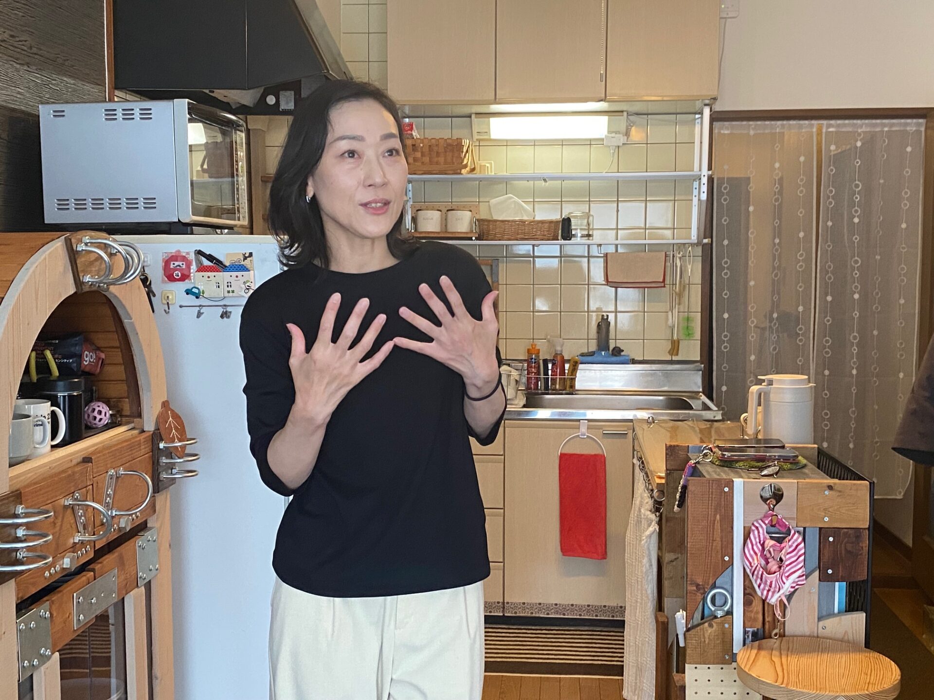 つむゴ家ルームツアーの様子　想いを語るつむゴさん