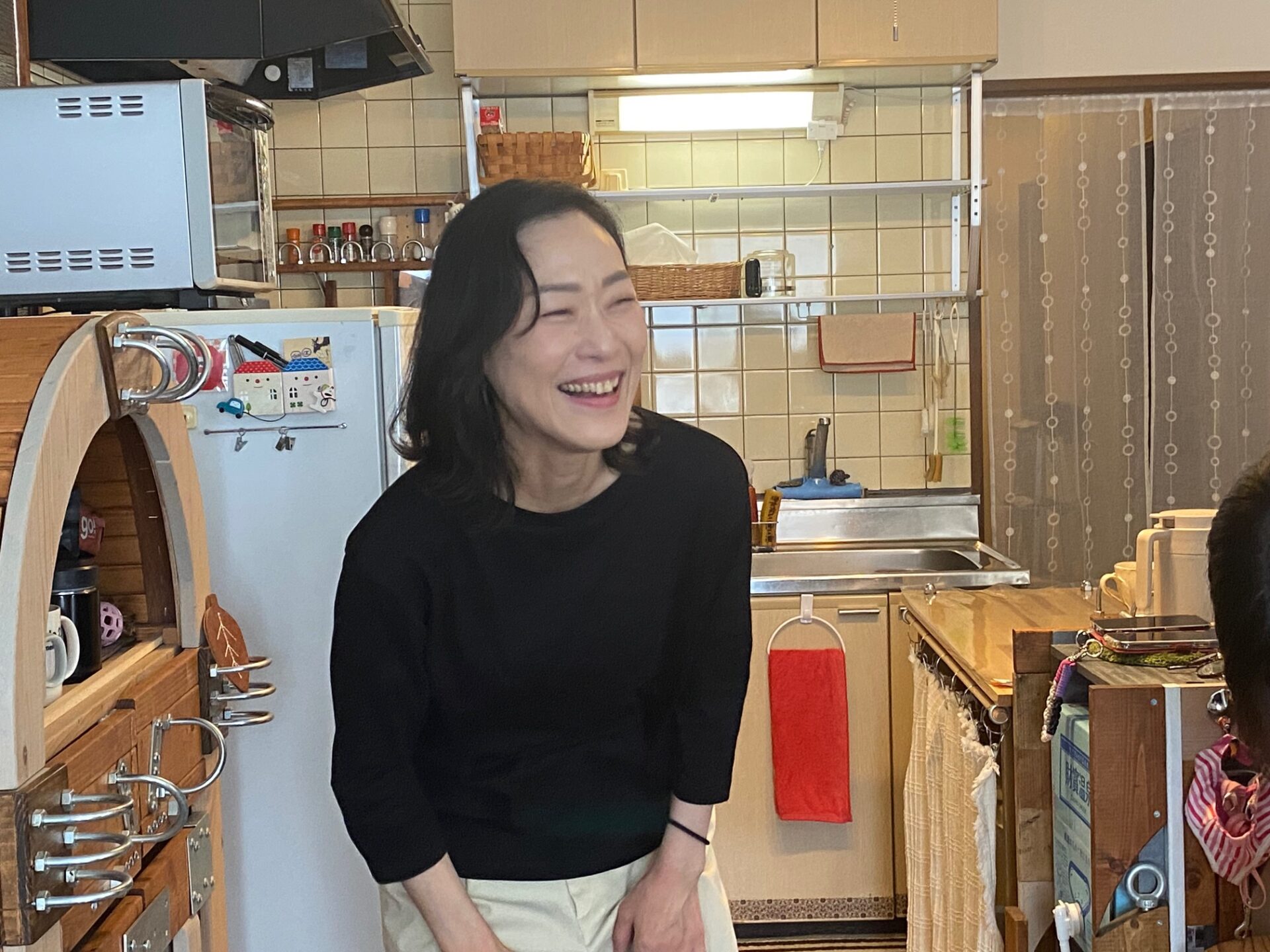 つむゴ家ルームツアーの様子　笑顔で話すつむゴさん
