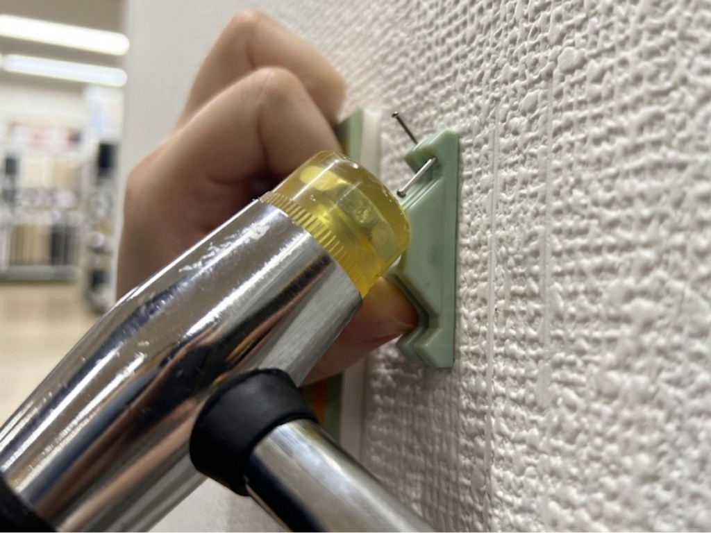 ハンマーで石膏クギを打つ様子