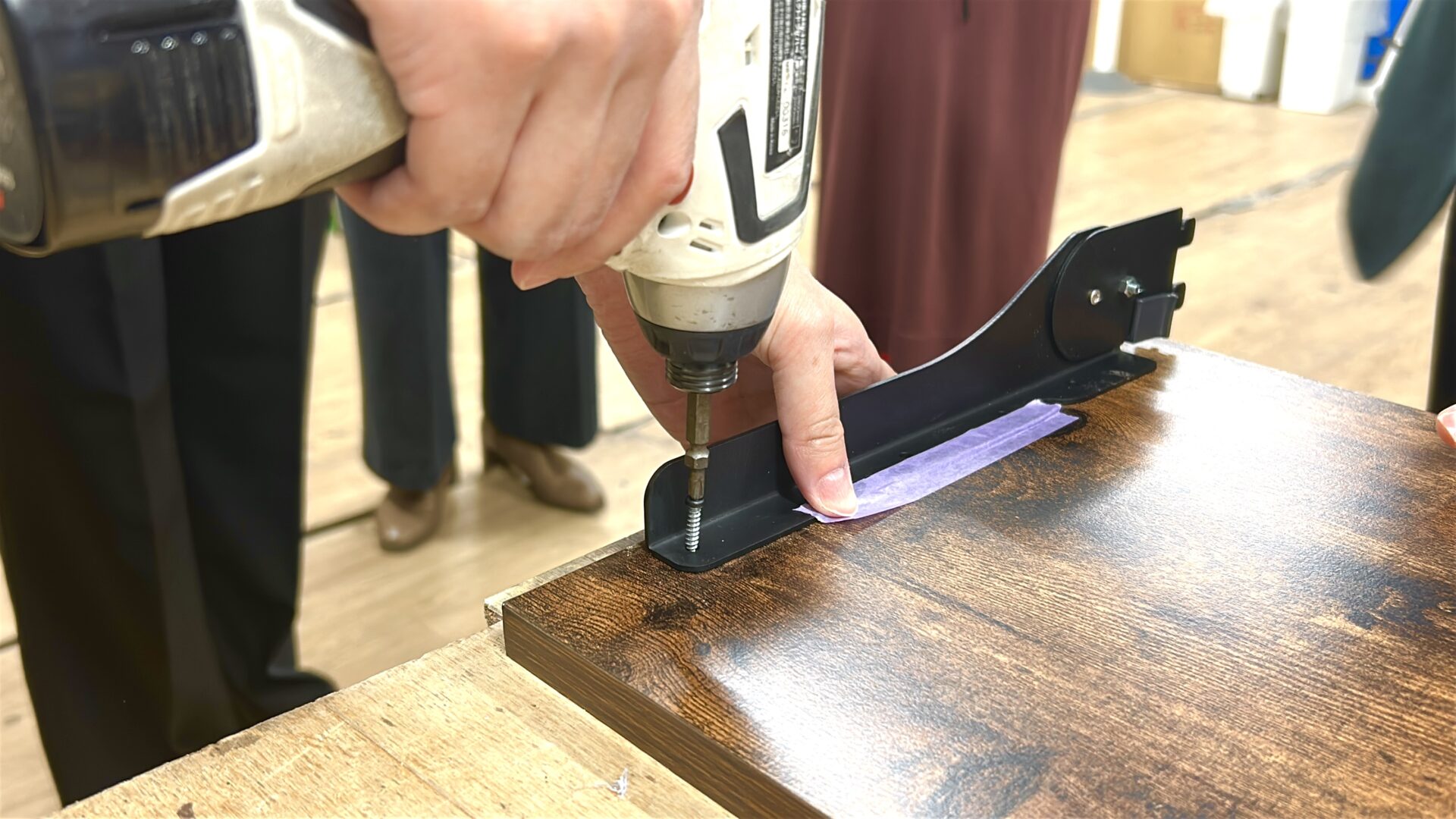 棚受と棚板を固定する様子