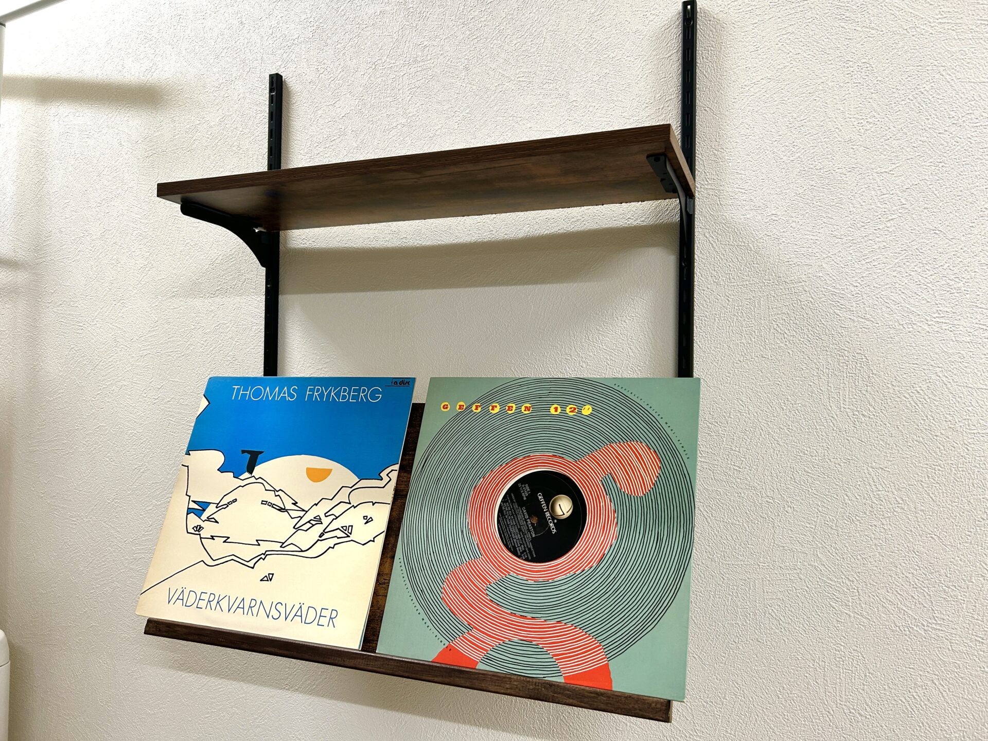 レコードを並べる様子