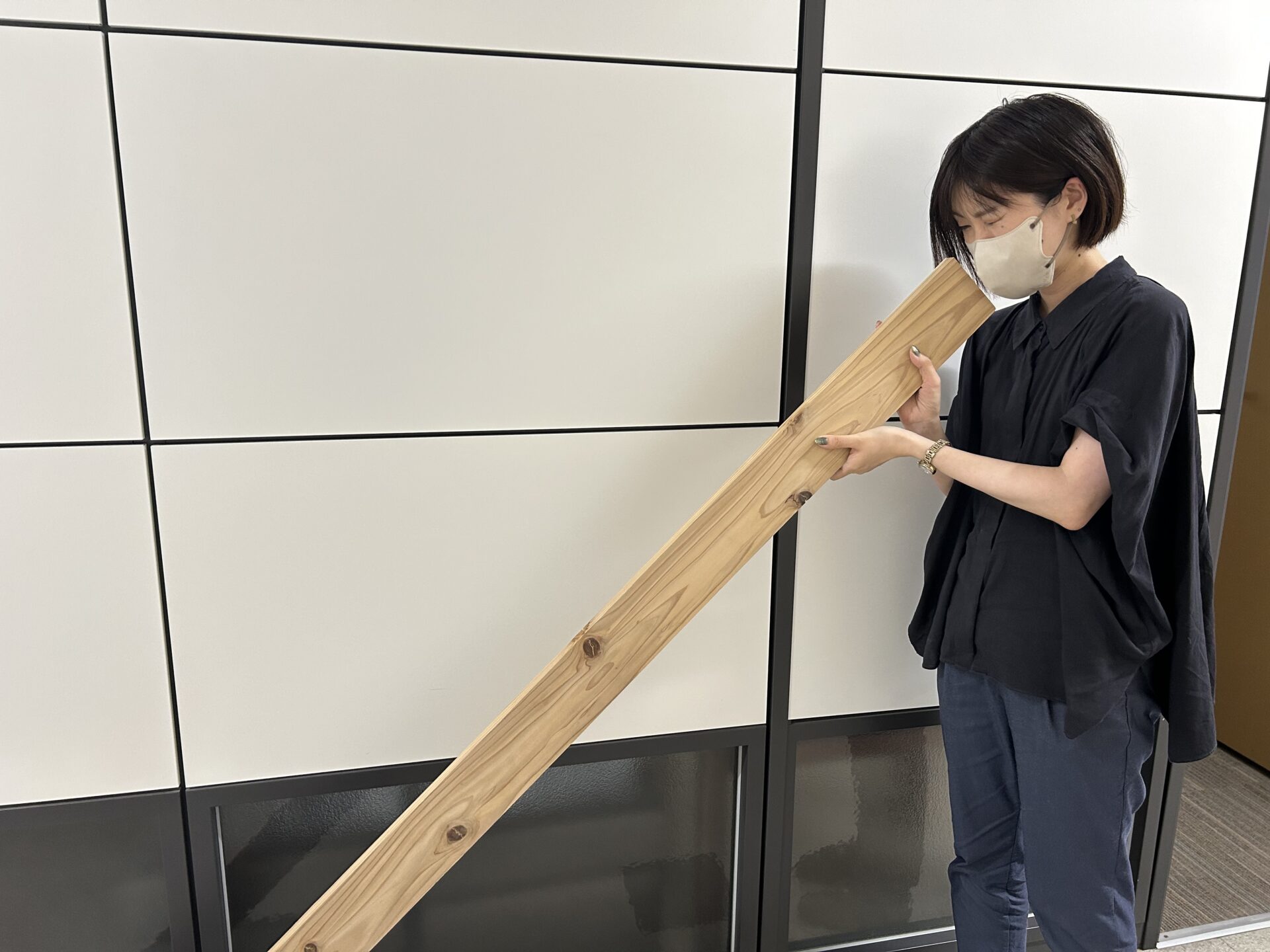 小口(木材の端)から片目でのぞき込む様子